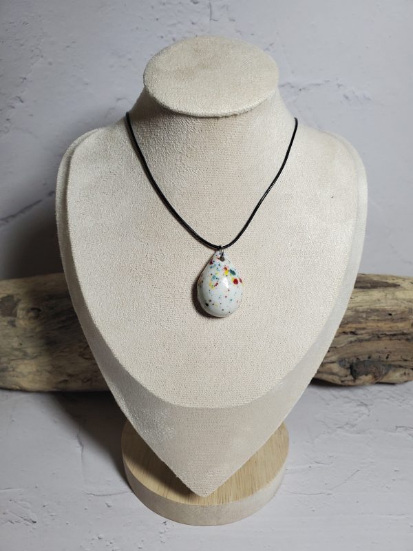 Pendentif en céramique fait main, en forme de goutte d'eau, élégant et raffiné, parfait pour ajouter une touche délicate et artisanale à votre style.