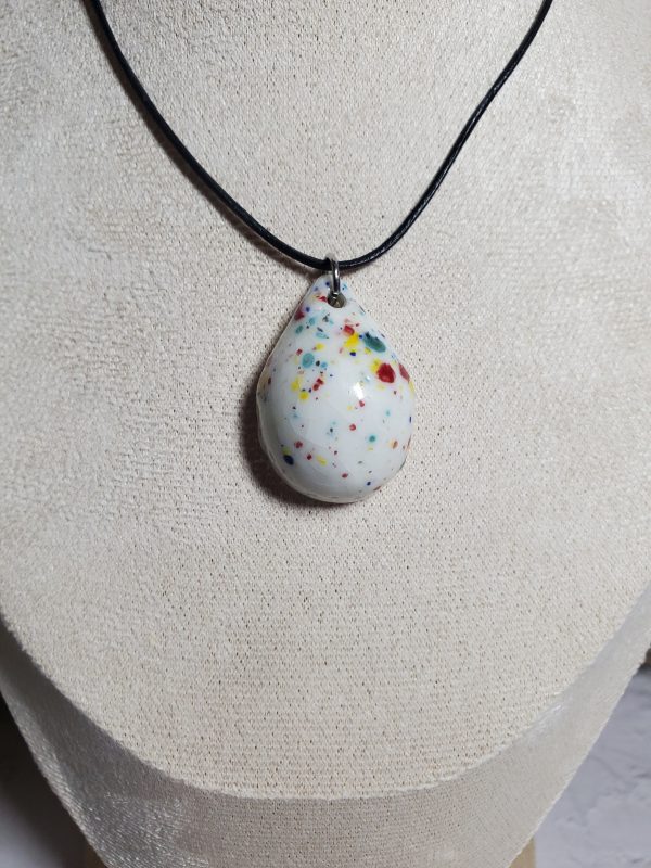 Pendentif en céramique fait main, en forme de goutte d'eau, élégant et raffiné, parfait pour ajouter une touche délicate et artisanale à votre style.