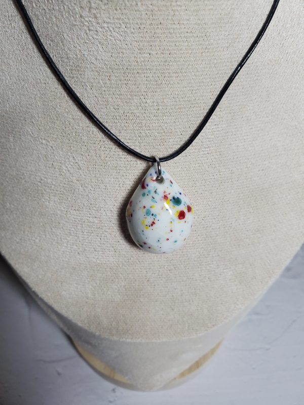 Pendentif en céramique fait main, en forme de goutte d'eau, élégant et raffiné, parfait pour ajouter une touche délicate et artisanale à votre style.
