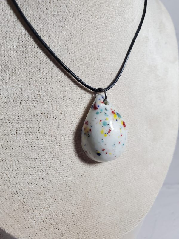 Pendentif en céramique fait main, en forme de goutte d'eau, élégant et raffiné, parfait pour ajouter une touche délicate et artisanale à votre style.