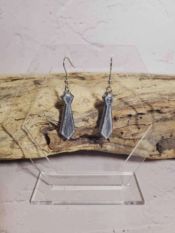Boucles d'oreilles en céramique au design unique, inspirées de la forme élégante des cravates, parfaites pour un look original et sophistiqué.