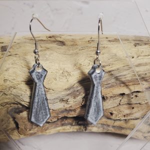 Boucles d'oreilles en céramique au design unique, inspirées de la forme élégante des cravates, parfaites pour un look original et sophistiqué.