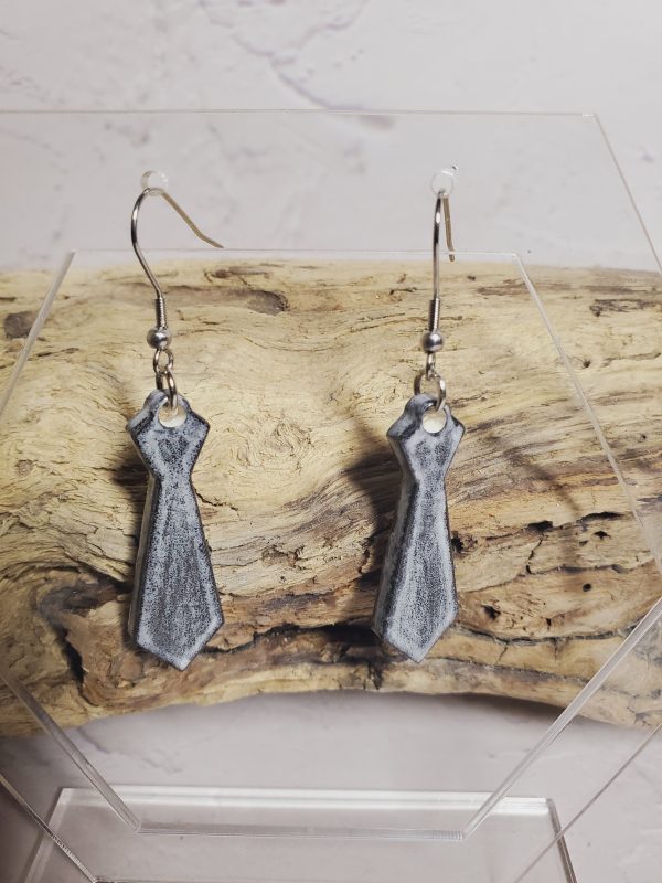 Boucles d'oreilles en céramique au design unique, inspirées de la forme élégante des cravates, parfaites pour un look original et sophistiqué.
