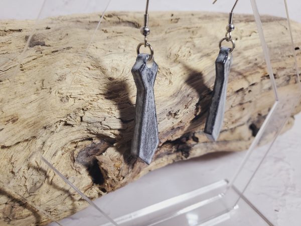 Boucles d'oreilles en céramique au design unique, inspirées de la forme élégante des cravates, parfaites pour un look original et sophistiqué.