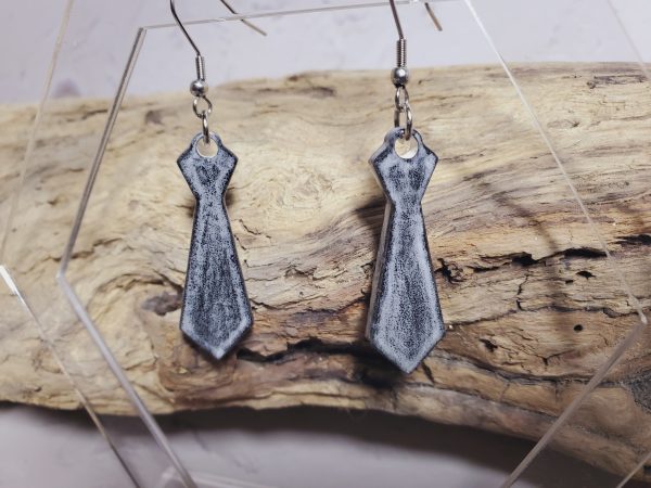 Boucles d'oreilles en céramique au design unique, inspirées de la forme élégante des cravates, parfaites pour un look original et sophistiqué.