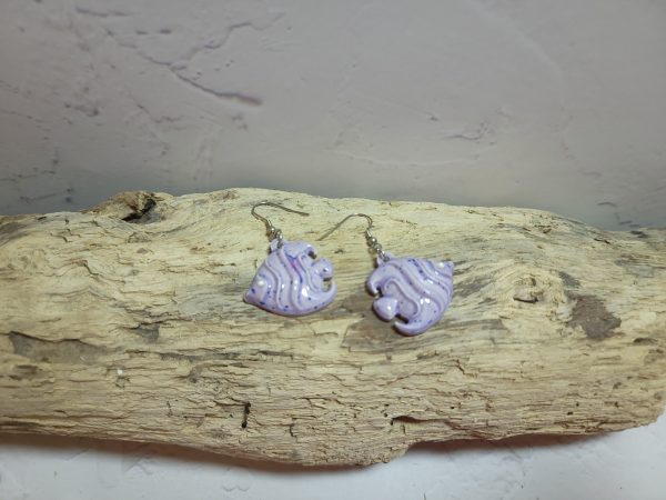 Boucles d'oreilles pendantes avec poissons en céramique émaillée.