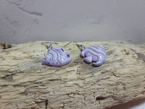 Boucles d'oreilles pendantes avec poissons en céramique émaillée.