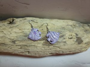 Boucles d'oreilles pendantes avec poissons en céramique émaillée.