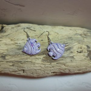 Boucles d'oreilles pendantes avec poissons en céramique émaillée.