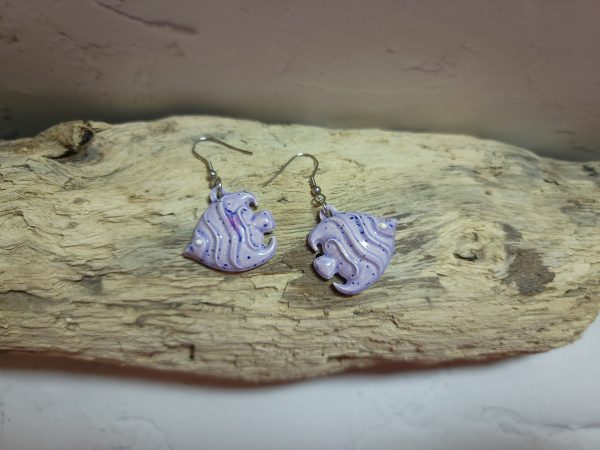 Boucles d'oreilles pendantes avec poissons en céramique émaillée.
