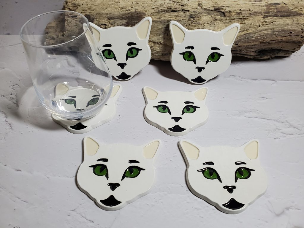 Sous-verre en céramique, design tête de chat, fait main.