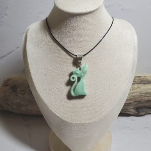 Accessoire mode unique : pendentif chat en céramique.