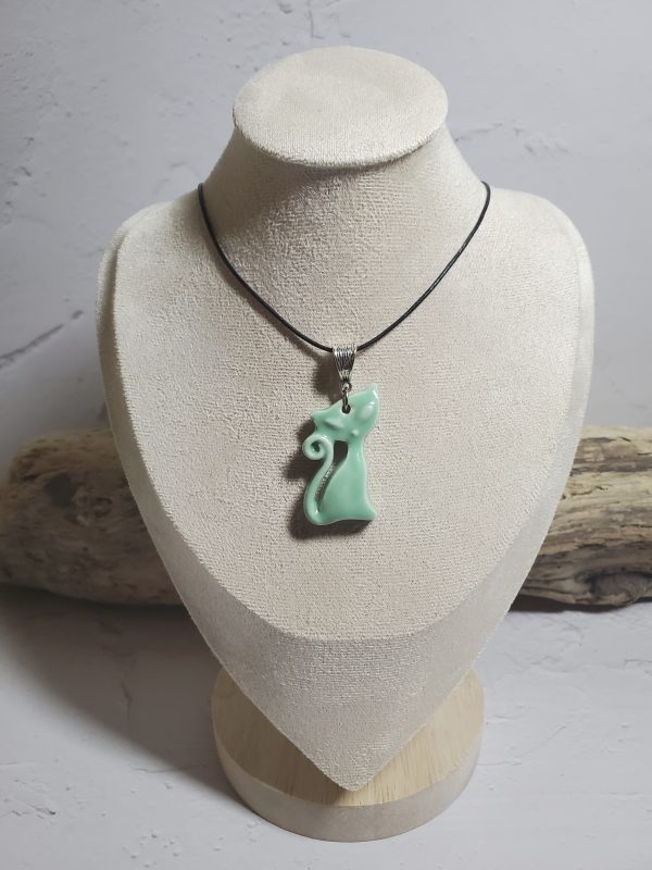 Accessoire mode unique : pendentif chat en céramique.