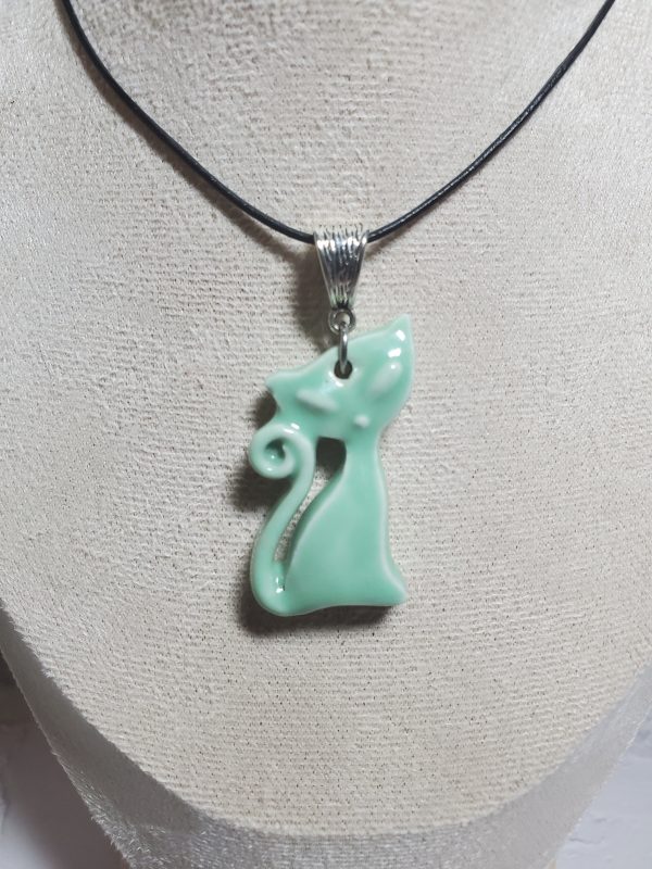 Accessoire mode unique : pendentif chat en céramique.