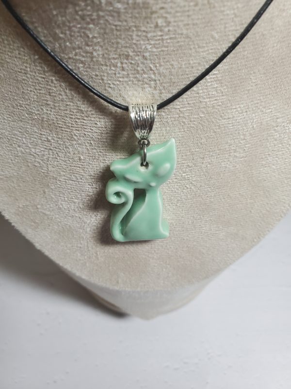 Accessoire mode unique : pendentif chat en céramique.