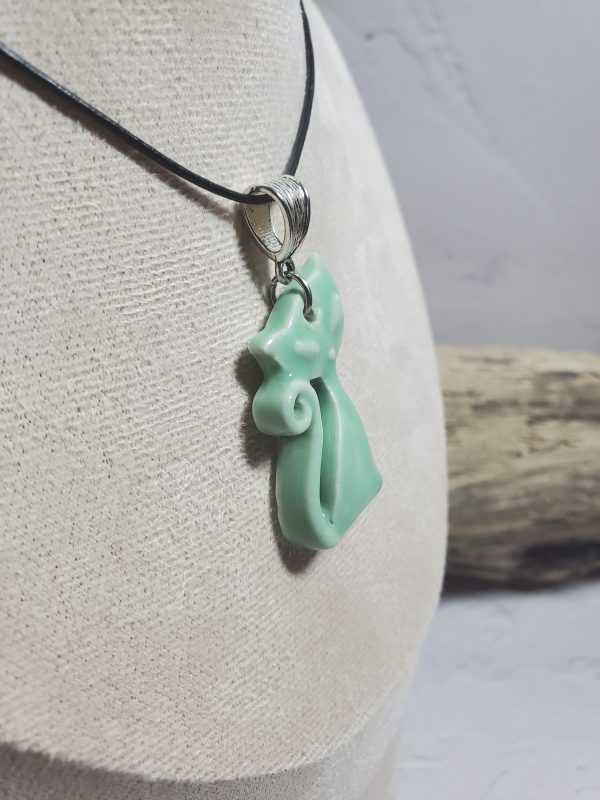 Accessoire mode unique : pendentif chat en céramique.