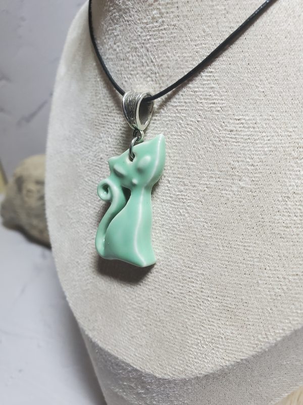 Accessoire mode unique : pendentif chat en céramique.