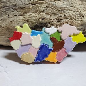 Magnet en céramique représentant la carte de la Hongrie, décoration artisanale.