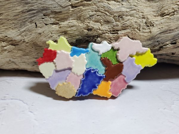 Magnet en céramique représentant la carte de la Hongrie, décoration artisanale.