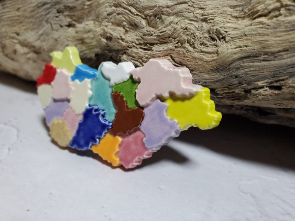 Magnet en céramique représentant la carte de la Hongrie, décoration artisanale.