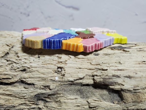 Magnet en céramique représentant la carte de la Hongrie, décoration artisanale.