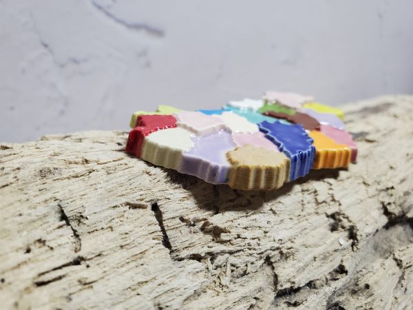 Magnet en céramique représentant la carte de la Hongrie, décoration artisanale.