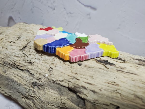 Magnet en céramique représentant la carte de la Hongrie, décoration artisanale.