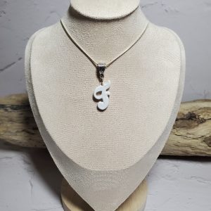 Pendentif artisanal en céramique avec initiale F, bijou élégant et unique.
