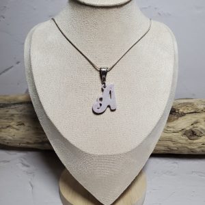 Pendentif lettre A en céramique, accessoire raffiné et personnalisé.
