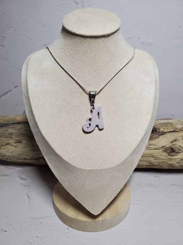 Pendentif lettre A en céramique, accessoire raffiné et personnalisé.