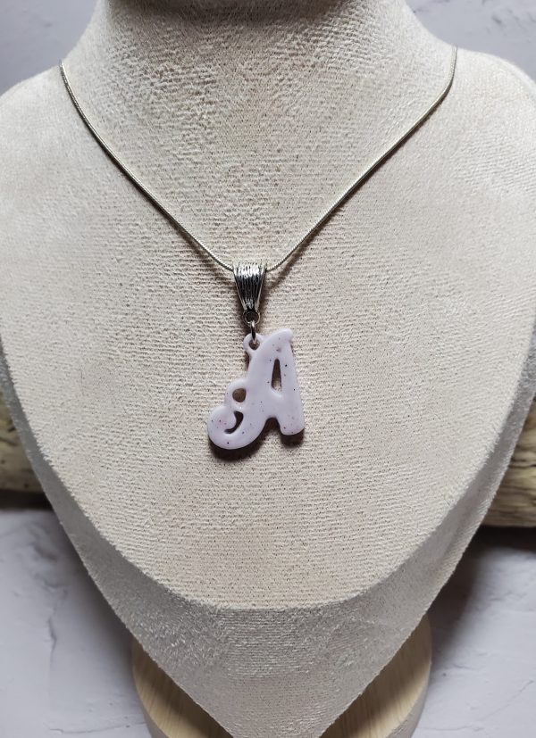 Pendentif lettre A en céramique, accessoire raffiné et personnalisé.