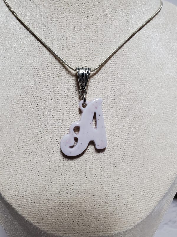 Pendentif lettre A en céramique, accessoire raffiné et personnalisé.