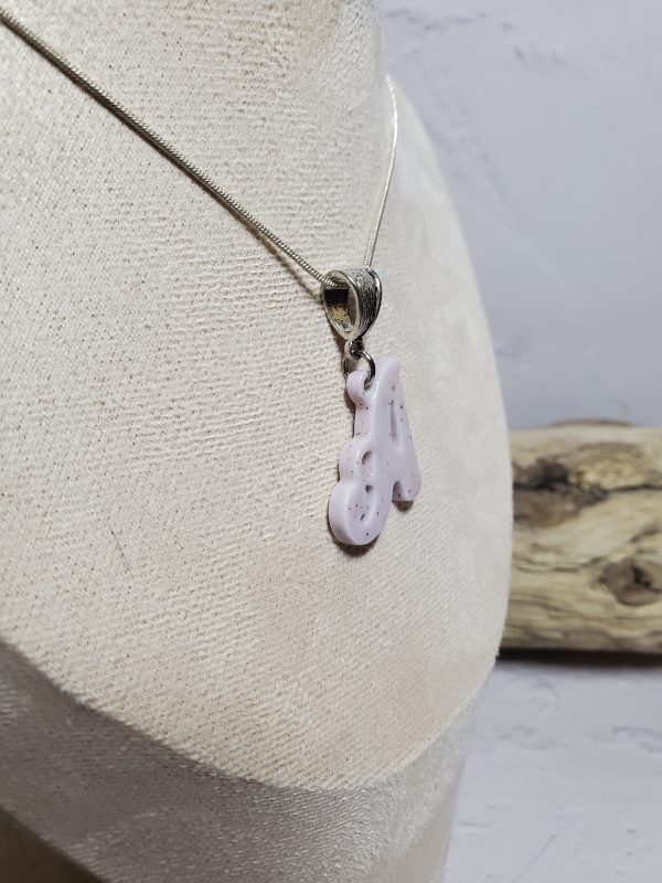 Pendentif lettre A en céramique, accessoire raffiné et personnalisé.