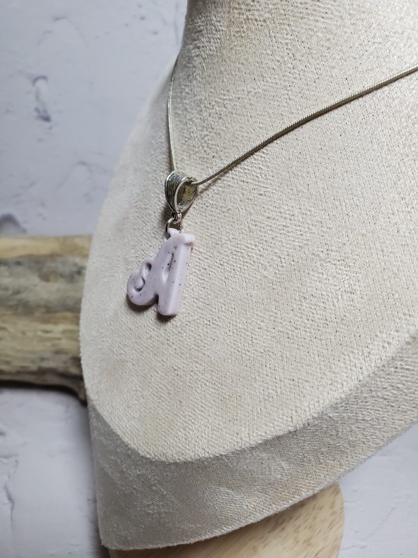 Pendentif lettre A en céramique, accessoire raffiné et personnalisé.