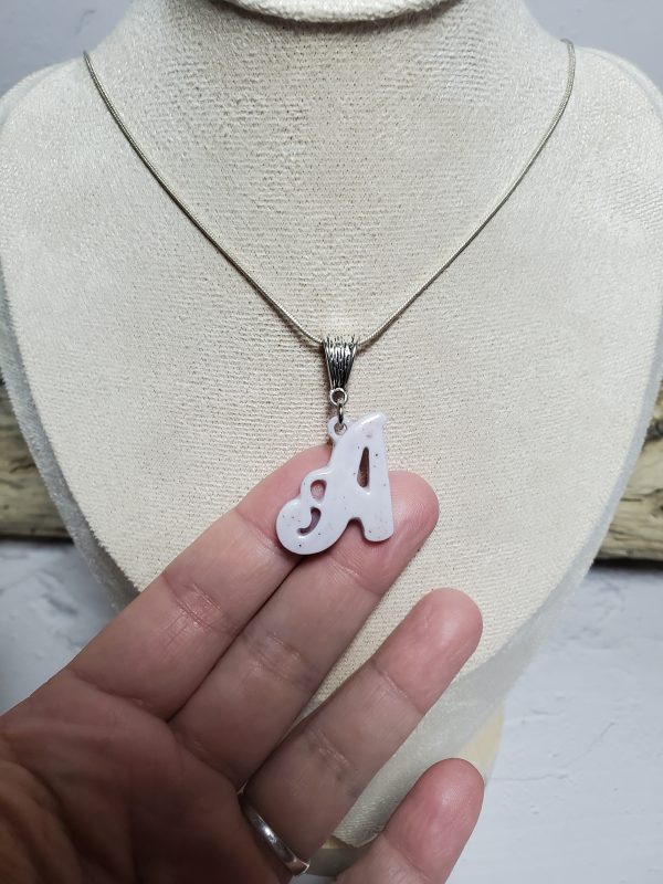 Pendentif lettre A en céramique, accessoire raffiné et personnalisé.