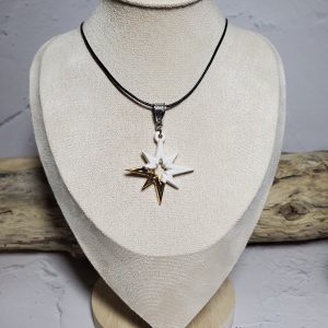 Pendentif en céramique en forme de lettre P, avec une finition lisse et élégante, parfait pour un look personnalisé et raffiné.