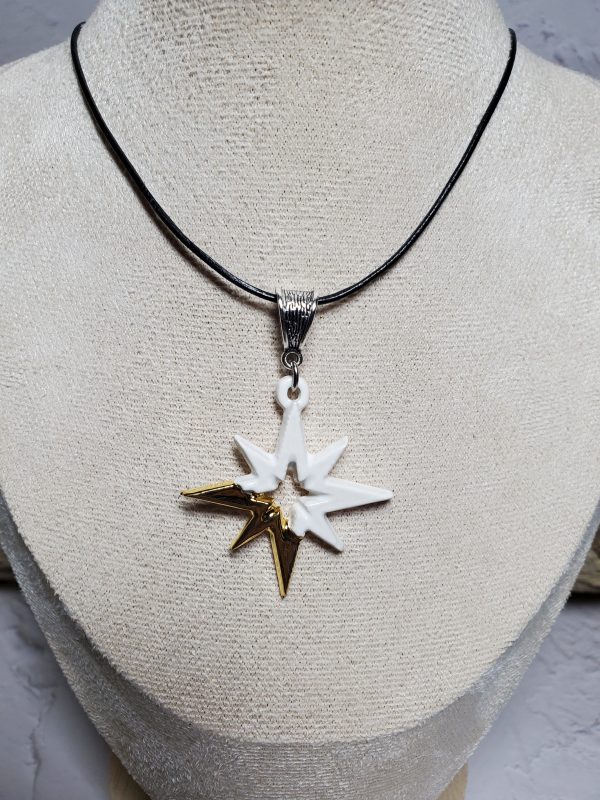 Pendentif en céramique en forme de lettre P, avec une finition lisse et élégante, parfait pour un look personnalisé et raffiné.