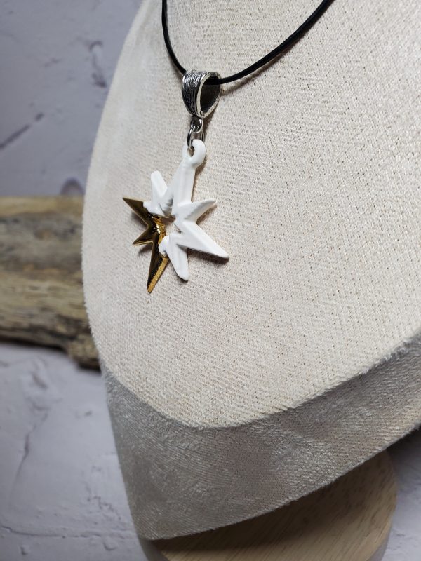 Pendentif en céramique en forme de lettre P, avec une finition lisse et élégante, parfait pour un look personnalisé et raffiné.