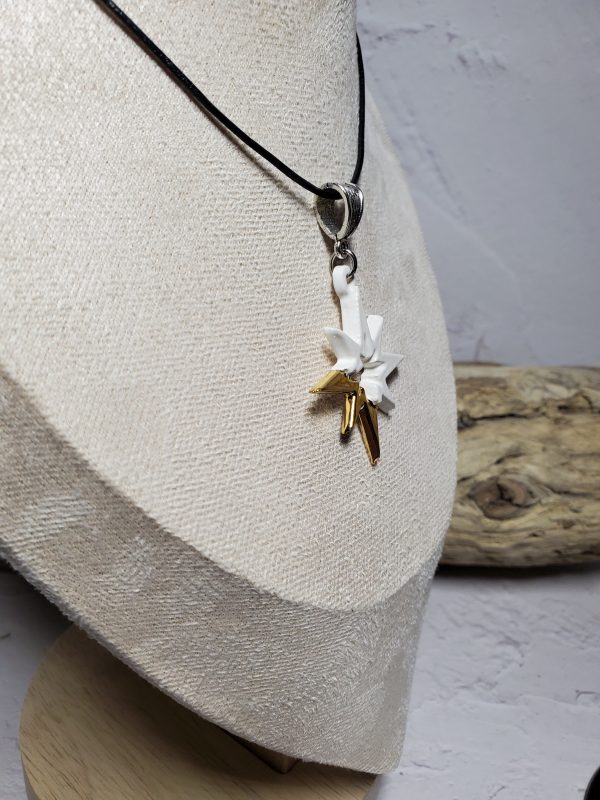 Pendentif en céramique en forme de lettre P, avec une finition lisse et élégante, parfait pour un look personnalisé et raffiné.