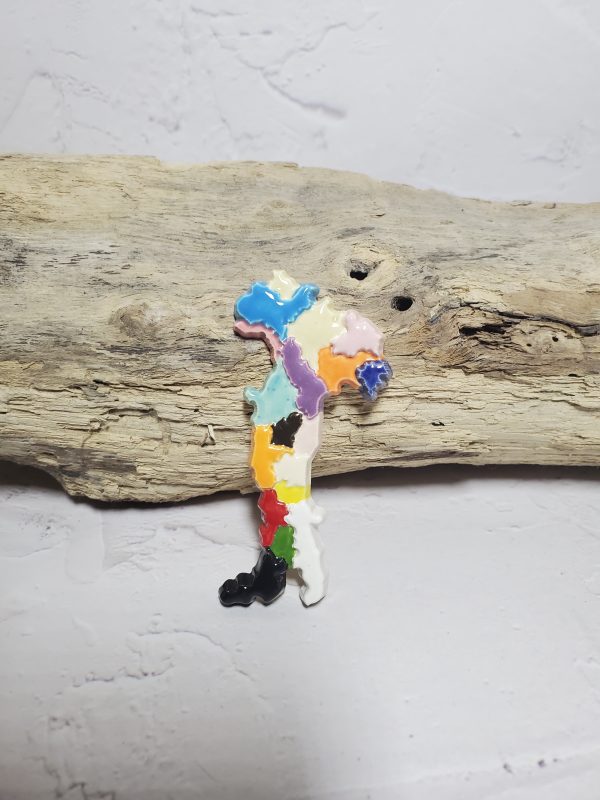 Magnet décoratif en céramique, en forme de carte de l'Italie, avec des couleurs vives et des détails régionaux, idéal pour décorer un réfrigérateur.
