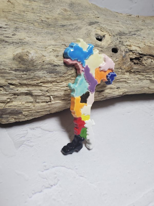Magnet décoratif en céramique, en forme de carte de l'Italie, avec des couleurs vives et des détails régionaux, idéal pour décorer un réfrigérateur.