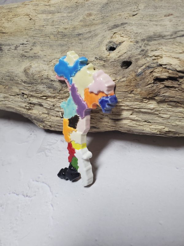 Magnet décoratif en céramique, en forme de carte de l'Italie, avec des couleurs vives et des détails régionaux, idéal pour décorer un réfrigérateur.