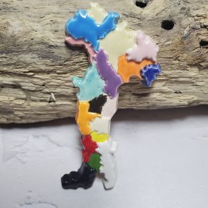 Magnet décoratif en céramique, en forme de carte de l'Italie, avec des couleurs vives et des détails régionaux, idéal pour décorer un réfrigérateur.
