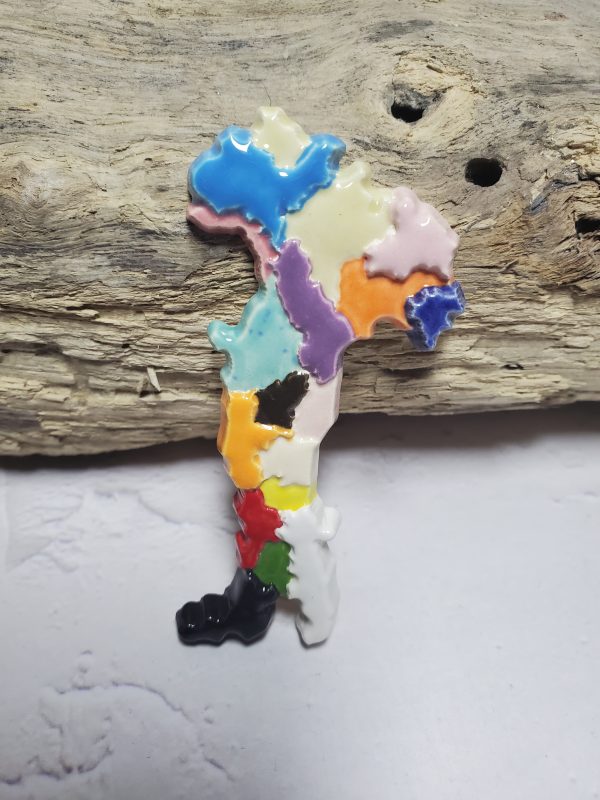 Magnet décoratif en céramique, en forme de carte de l'Italie, avec des couleurs vives et des détails régionaux, idéal pour décorer un réfrigérateur.