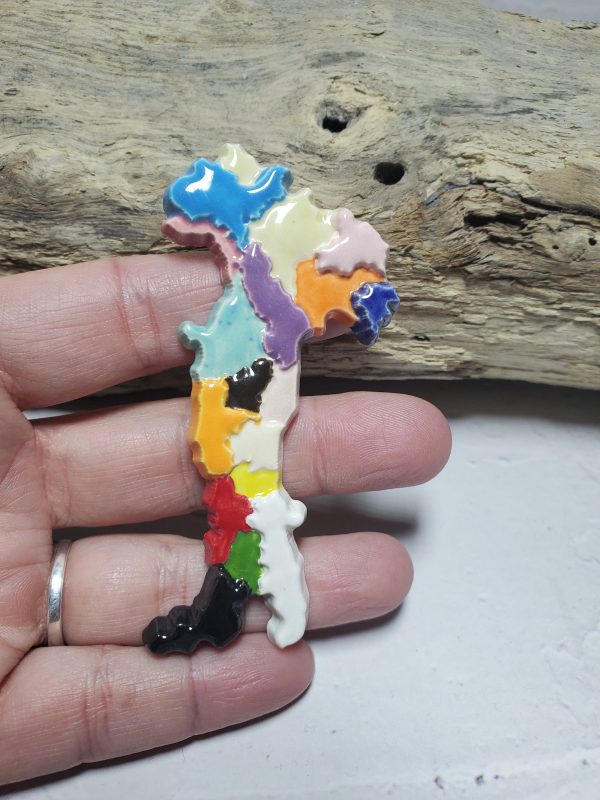Magnet décoratif en céramique, en forme de carte de l'Italie, avec des couleurs vives et des détails régionaux, idéal pour décorer un réfrigérateur.