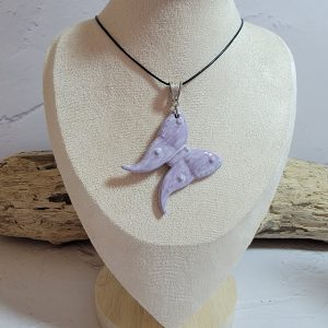 Pendentif papillon en céramique fait main, bijou artisanal