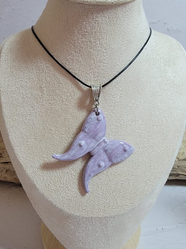 Pendentif papillon en céramique fait main, bijou artisanal