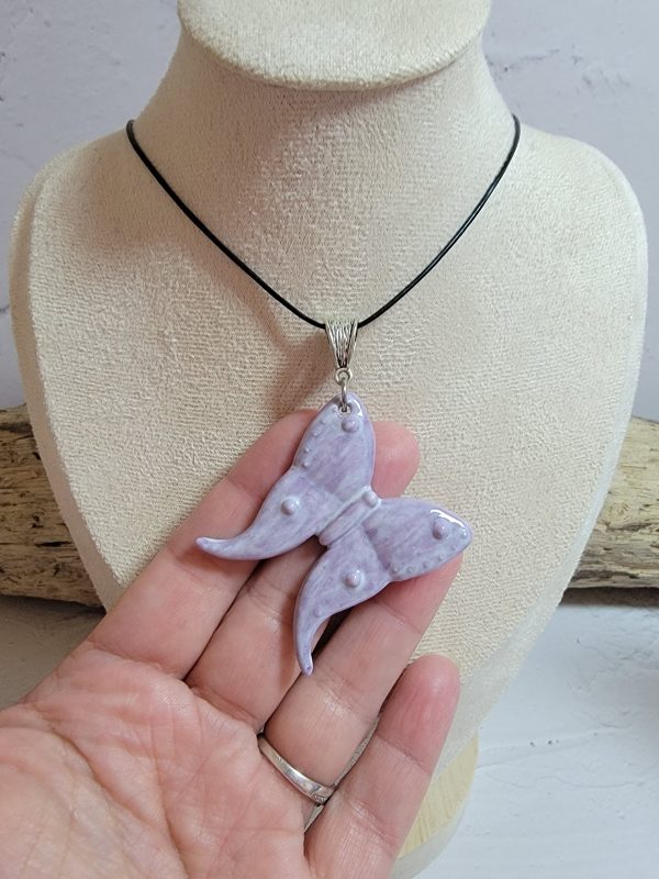 Pendentif papillon en céramique fait main, bijou artisanal