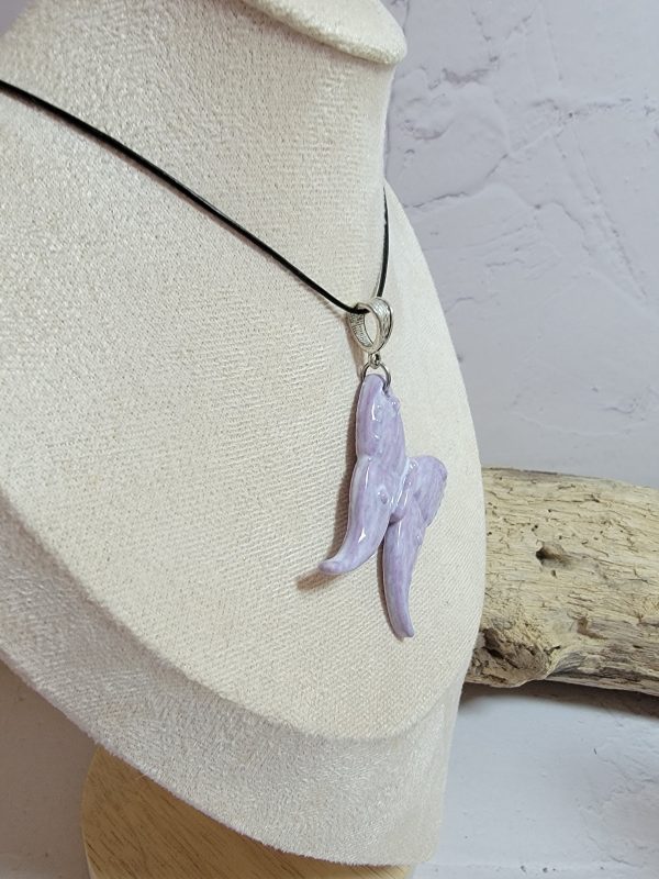 Pendentif papillon en céramique fait main, bijou artisanal