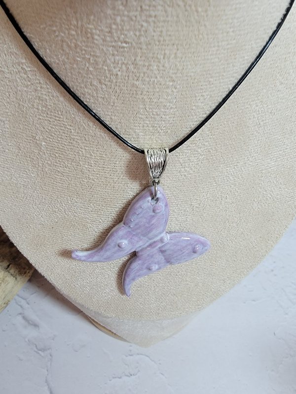 Pendentif papillon en céramique fait main, bijou artisanal